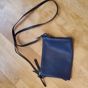Blue cross body purse, like new